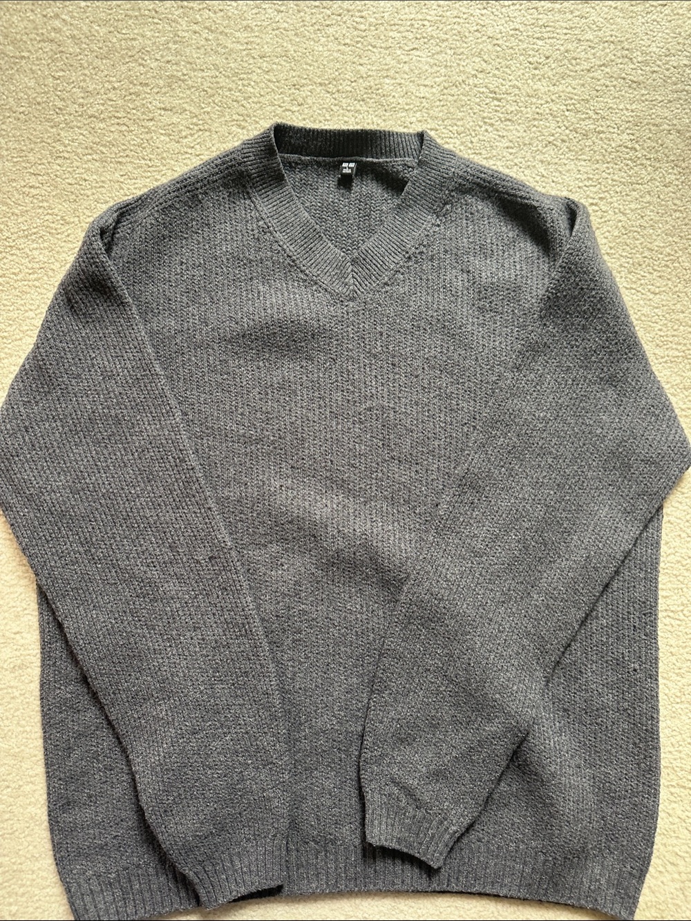 Uniqlo Men's V-Neck Sweater in Heather Gray